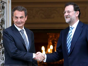 Zapatero y Rajoy pactan reformar la Ley de Cajas Zapatero y Rajoy pactan reformar la Ley de Cajas