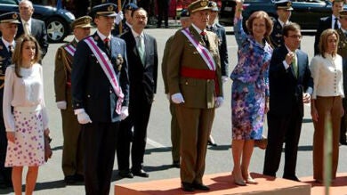 Una gran ovación recibe al Rey en su reaparición tras la operación