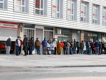 Los españoles continúan preocupados por el desempleo. Los españoles continúan preocupados por el desempleo.