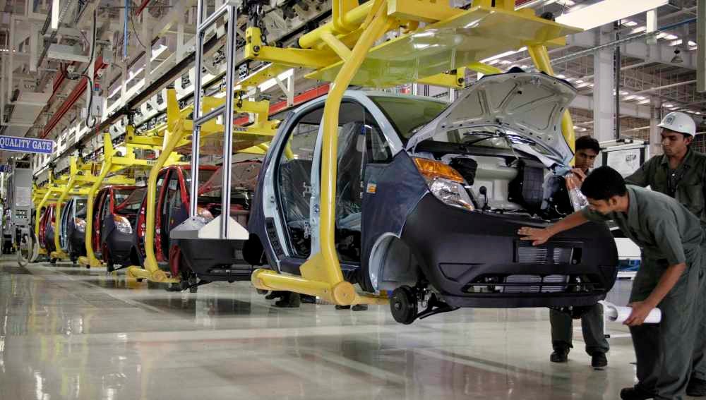 Trabajadores en una empresa automovilística