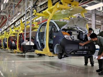 Trabajadores en una empresa automovilística