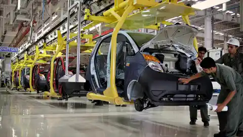 Trabajadores en una empresa automovilística Trabajadores en una empresa automovilística