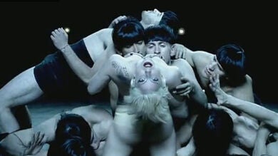 Lady Gaga vuelve a sorprender con ‘Alejandro’, su último videoclip