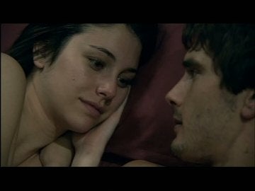 Julia le regala su cadena a Iv&aacute;n