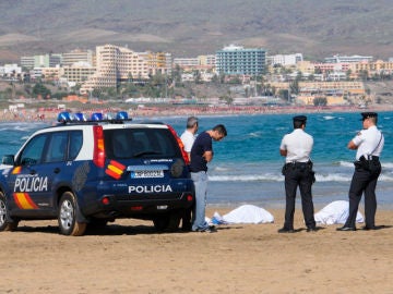 Agentes frente a dos cadáveres Agentes frente a dos cadáveres