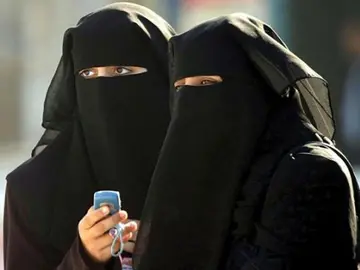 Mujeres llevando un burka negro Mujeres llevando un burka negro