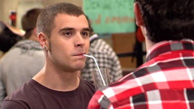 Fer intenta darle celos a David