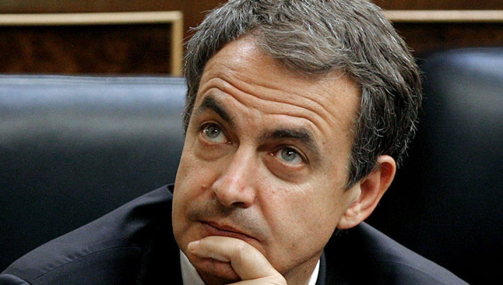 Zapatero escucha la réplica en el Congreso