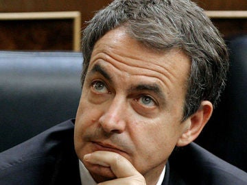 Zapatero escucha la réplica en el Congreso