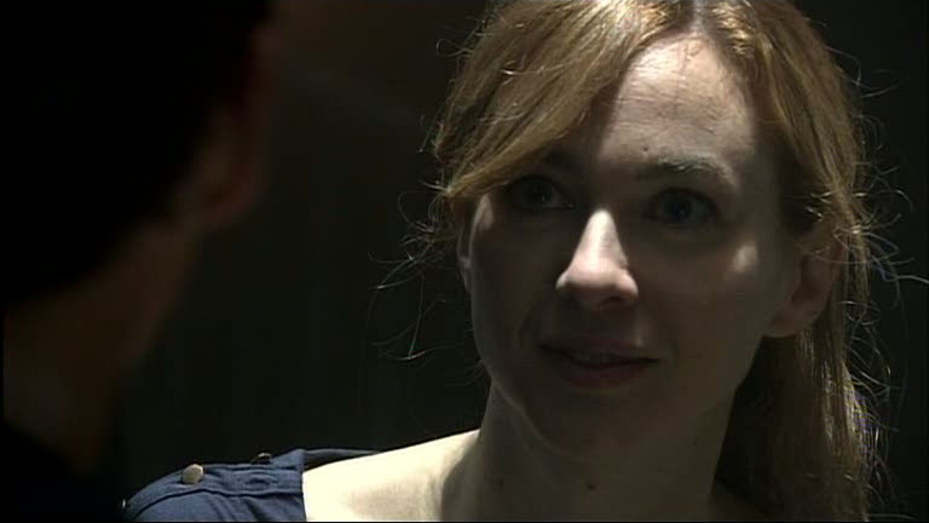 Amelia amenaza a Hugo