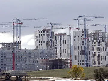 Un bloque de viviendas en construccción Un bloque de viviendas en construccción