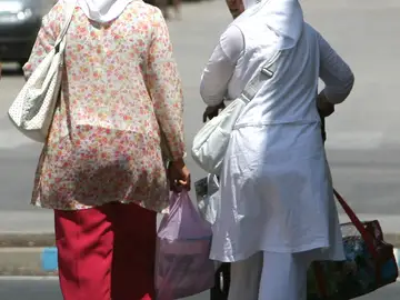 Mujeres paseando con el burka Mujeres paseando con el burka