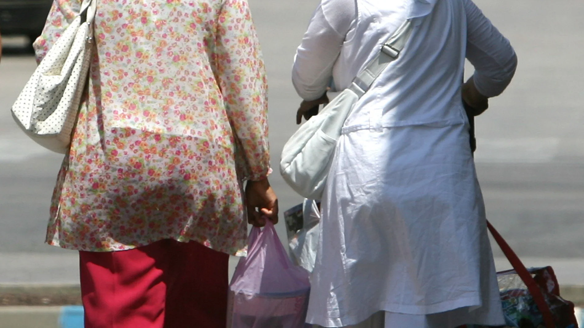 Mujeres paseando con el burka Mujeres paseando con el burka