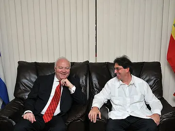 Moratinos en el aeropuerto José Martí de La Habana con su homólogo cubano Moratinos en el aeropuerto José Martí de La Habana con su homólogo cubano