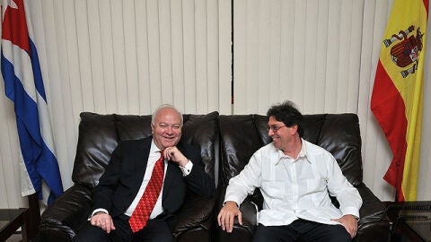 Moratinos en el aeropuerto Jos&eacute; Mart&iacute; de La Habana con su hom&oacute;logo cubano