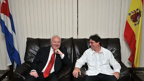 Moratinos en el aeropuerto José Martí de La Habana con su homólogo cubano Moratinos en el aeropuerto José Martí de La Habana con su homólogo cubano