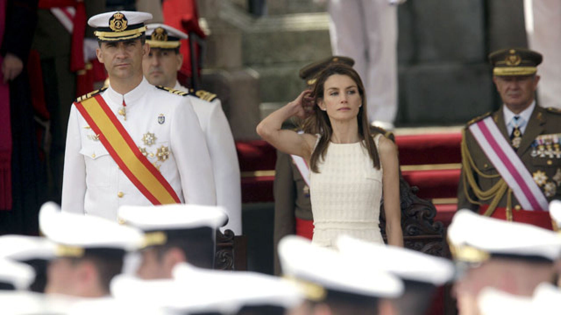 Los pr&iacute;ncipes de Asturias presiden la entrega de los Reales Despachos de la Escuela Naval Militar