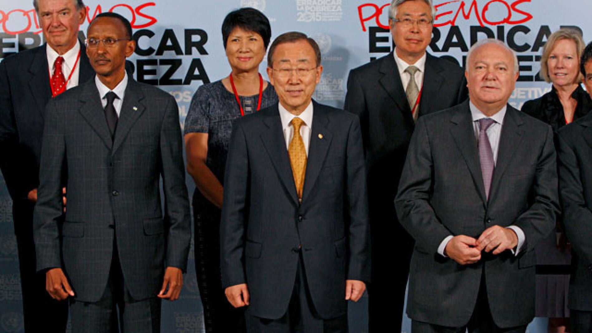 Moratinos posa con Ban Ki-moon y Paul Kagame. 
