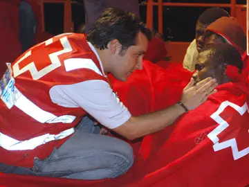 La Cruz Roja atiende a los ocupantes de la patera La Cruz Roja atiende a los ocupantes de la patera