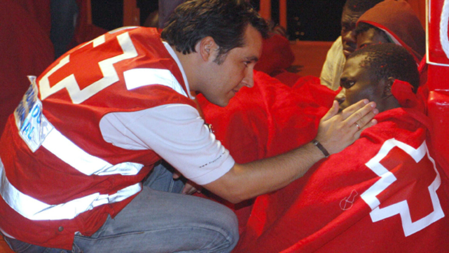 La Cruz Roja atiende a los ocupantes de la patera