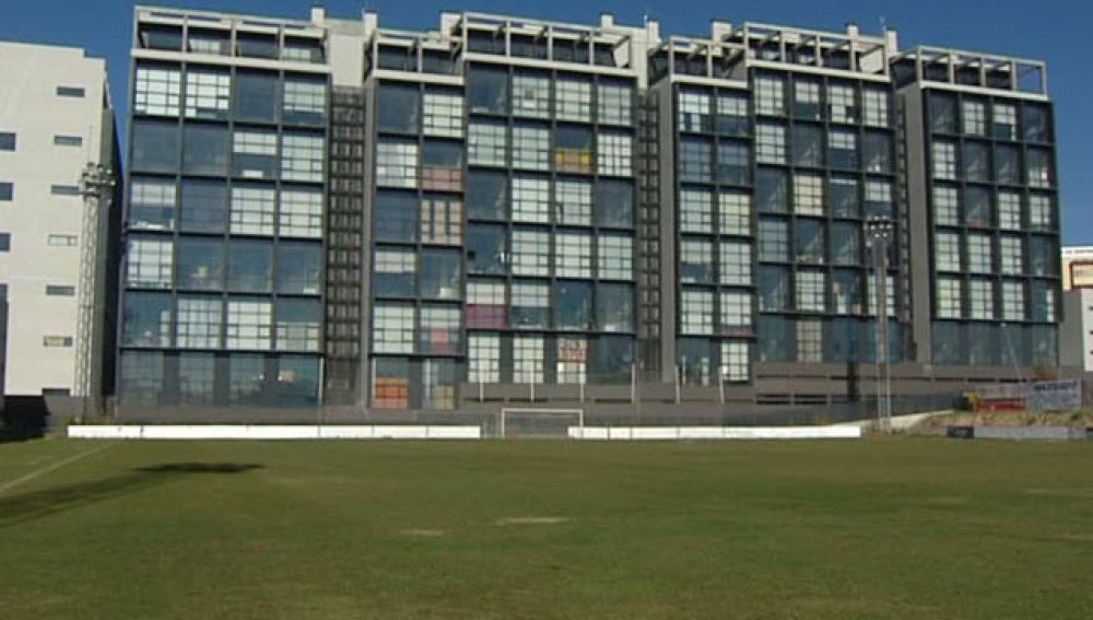 Edificio desde donde lanzan objetos a los jugadores del San Sebastián de los Reyes