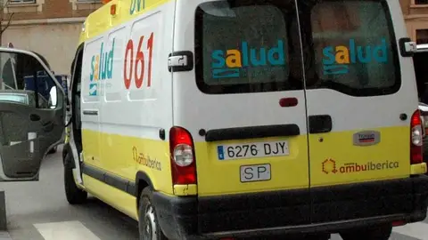 Alicante: Una mujer de 90 años salvada por los toldos al caer desde un séptimo piso Imagen de archivo de una ambulancia en Alicante