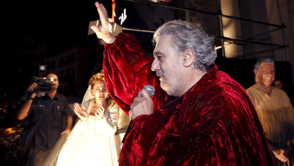 Plácido en un balcón del Teatro Real