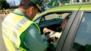 Un guardia civil pone una multa de tr&aacute;fico.