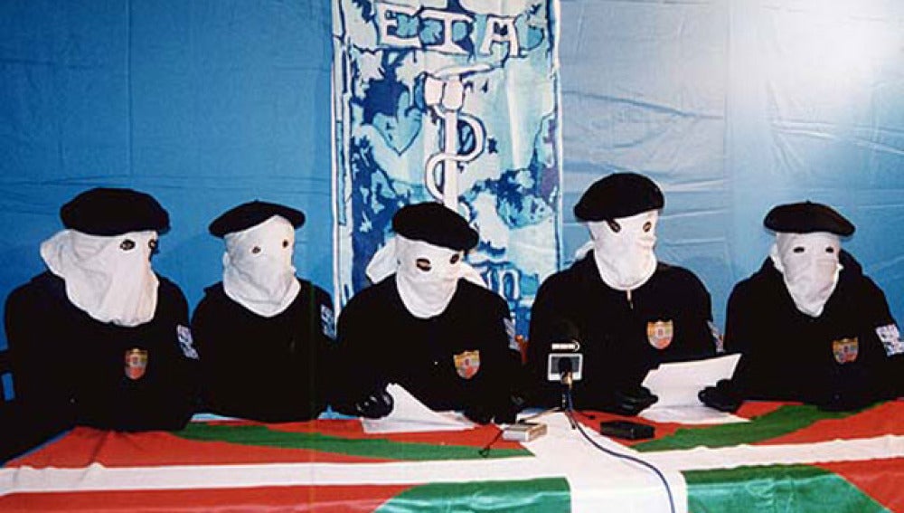 Encapuchados de ETA durante un comunicado