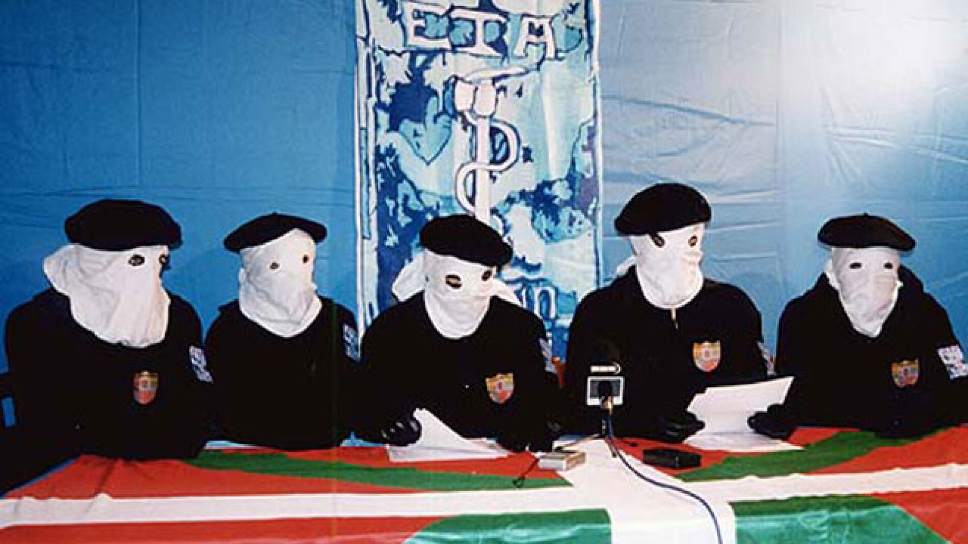 Encapuchados de ETA durante un comunicado
