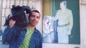 José Couso junto a un cartel de Saddam