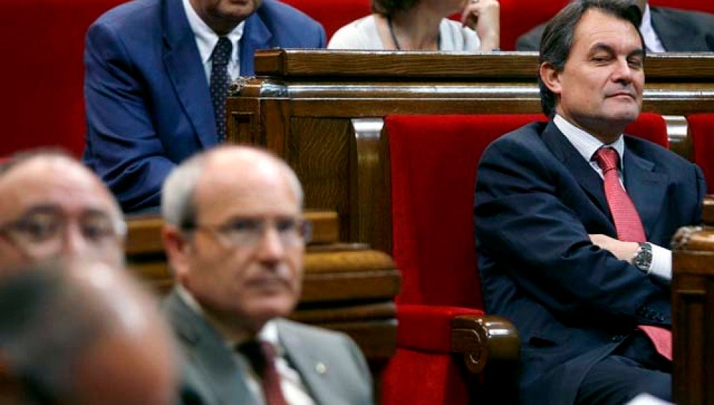 Artur Mas observa a Montilla