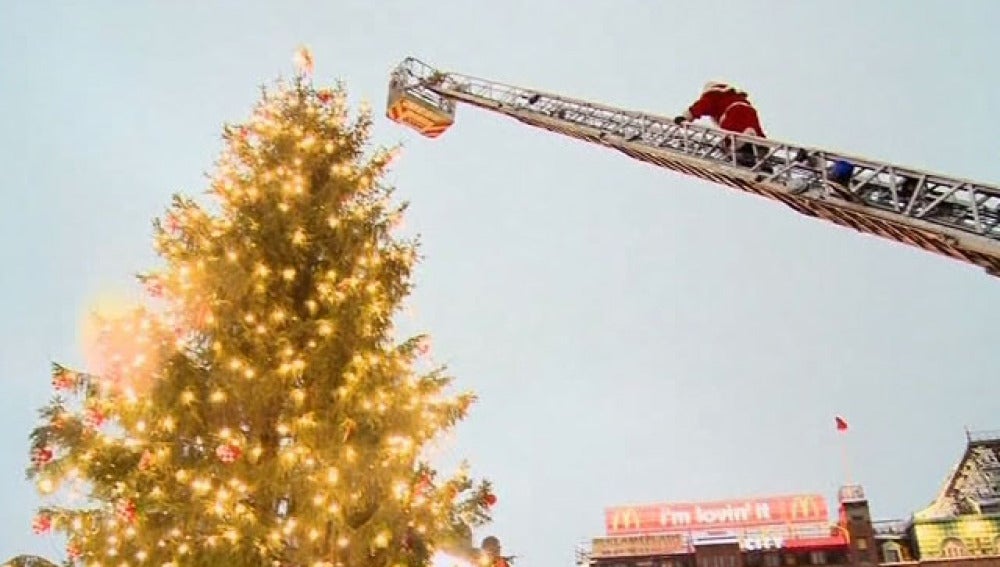 Papá Noel enciende el árbol de navidad en Copenhague