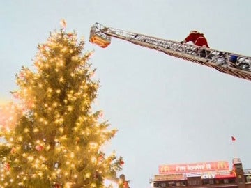 Papá Noel enciende el árbol de navidad en Copenhague