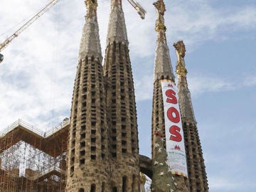 La Sagrada Familia con pancartas en contra del AVE