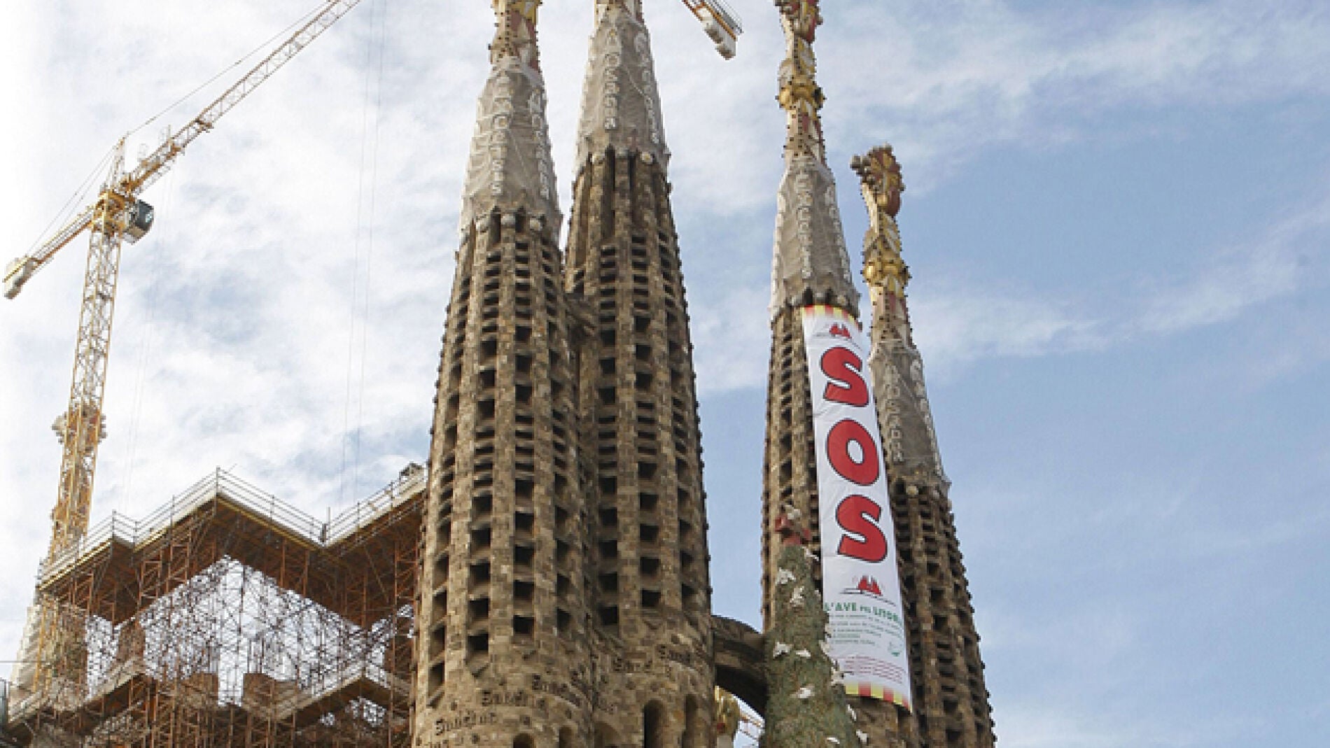 La Sagrada Familia con pancartas en contra del AVE