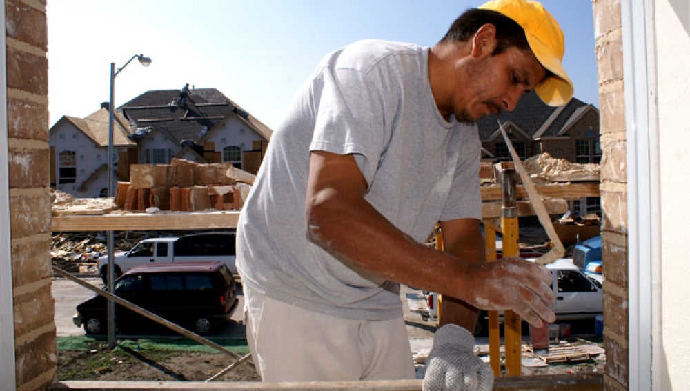 Un inmigrante trabajando en la construcción