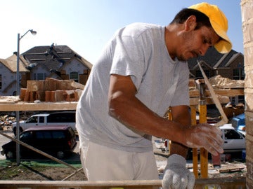 Un inmigrante trabajando en la construcción