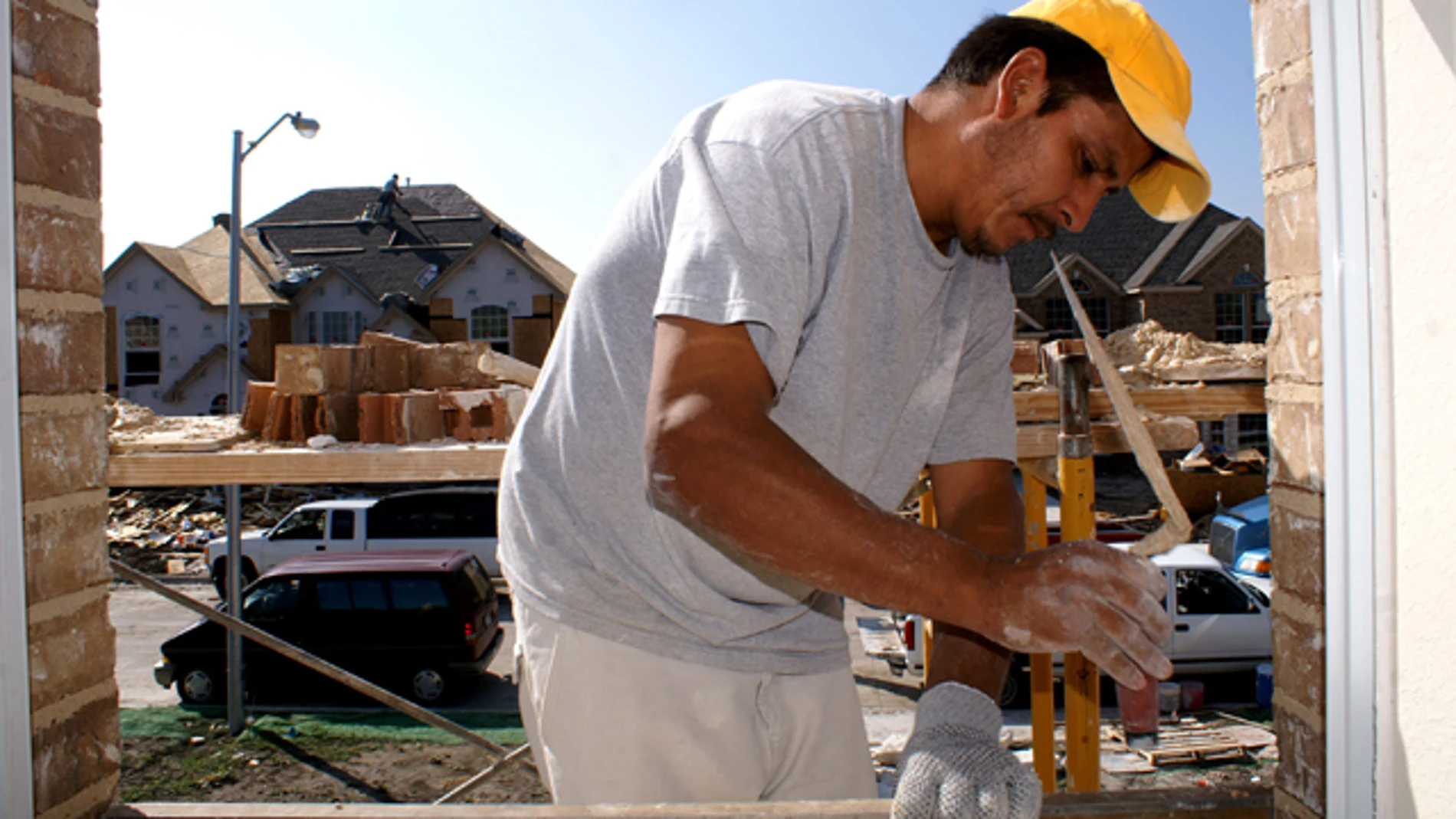 Un inmigrante trabajando en la construcción Un inmigrante trabajando en la construcción