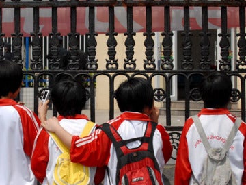 Niños en la puerta de una escuela
