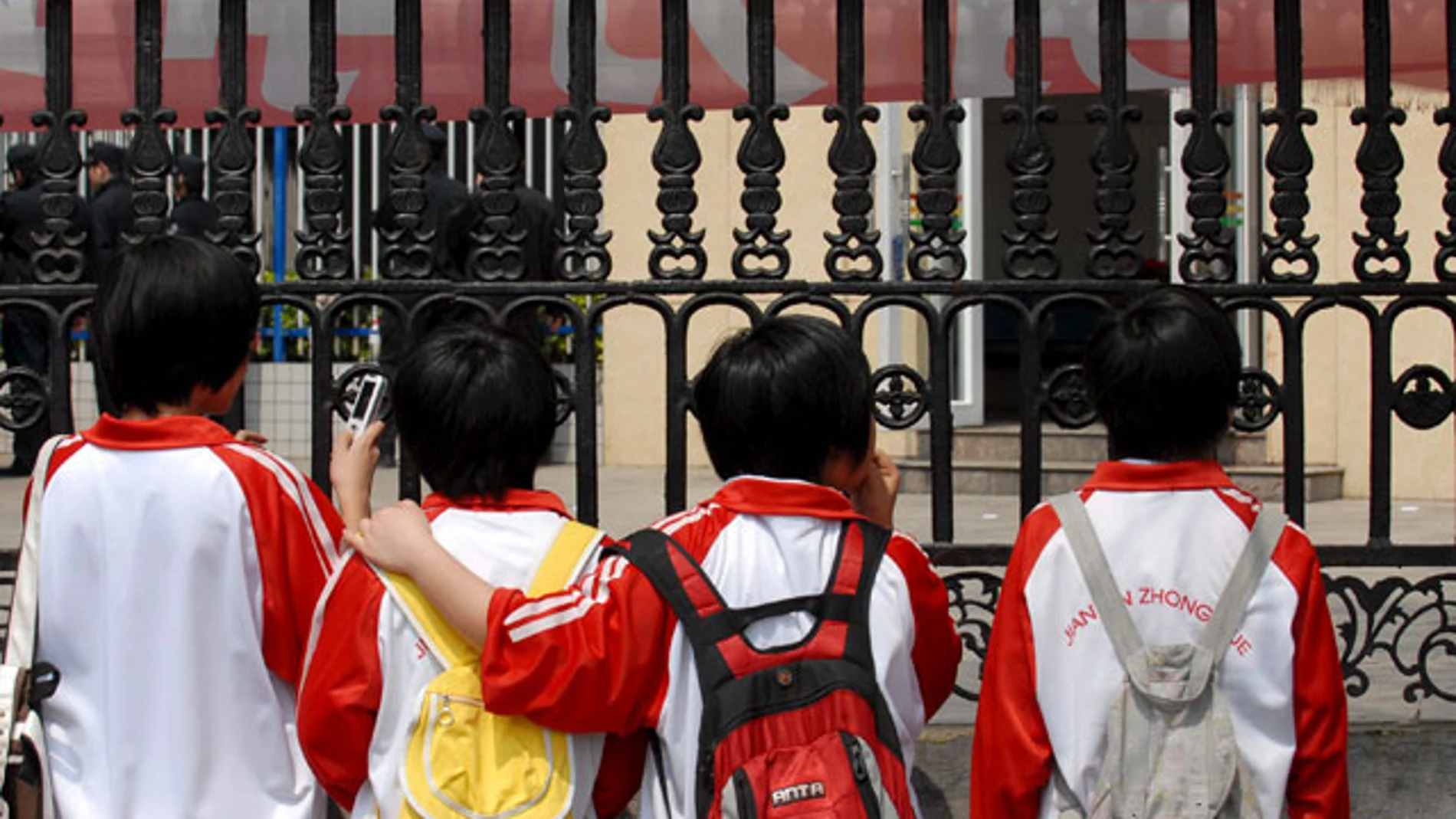 Niños en la puerta de una escuela Niños en la puerta de una escuela