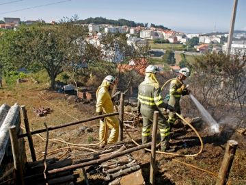 Trabajos de extinción de un incendio en Outes Trabajos de extinción de un incendio en Outes