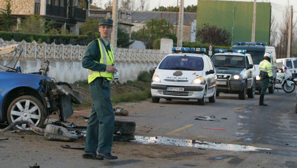 La Guardia Civil toma pruebas del lugar del accidente