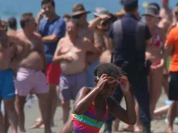 Baño entre curiosos de Sasha Baño entre curiosos de Sasha