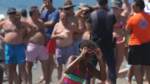 Baño entre curiosos de Sasha Baño entre curiosos de Sasha