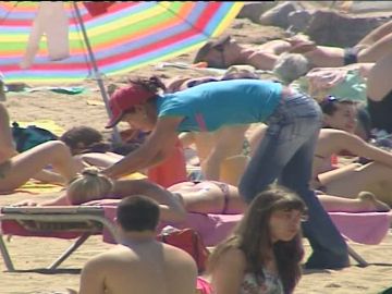 Chinos invaden las playas ofreciendo masajes terapéuticos