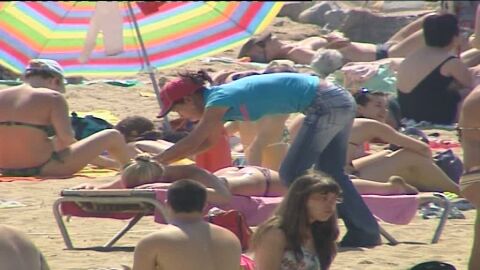 Chinos invaden las playas ofreciendo masajes terap&eacute;uticos