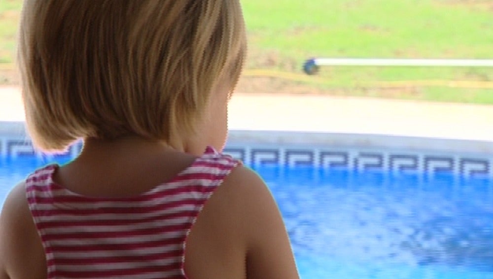 La niña frente a su piscina