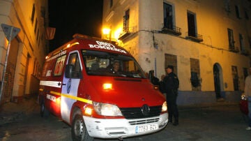 Una ambulancia desplaza a un herido