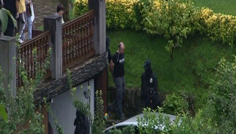 Gurutz Agirresarobe es conducido por agentes de la Ertzantza